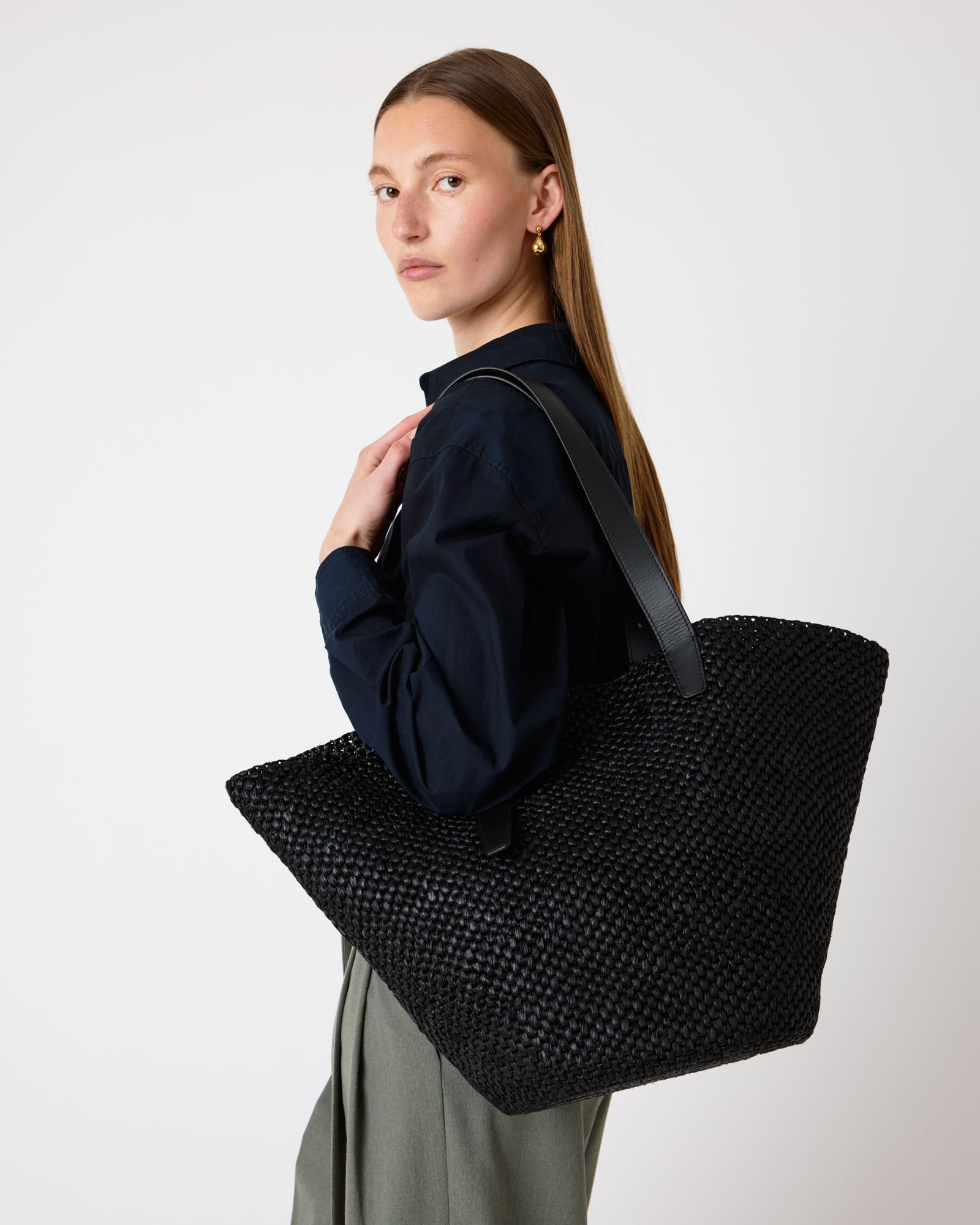 The Bianca Raffia Bag Large in Black | LIÉ STUDIO